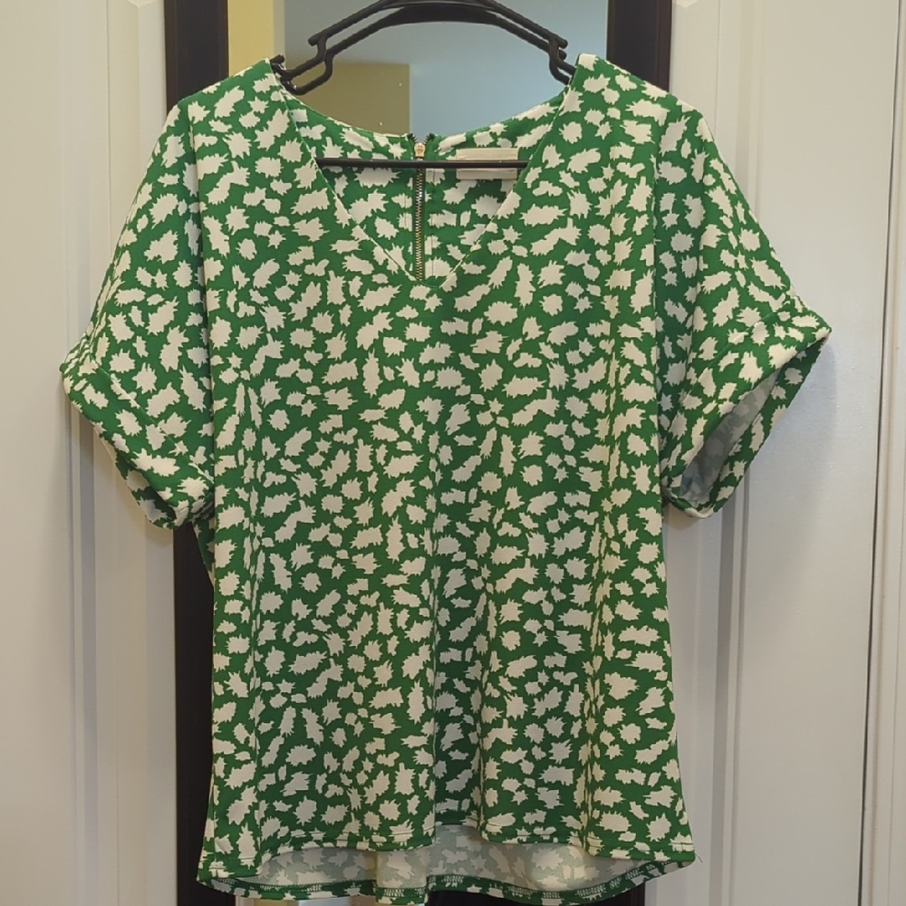 ⭐ 5/$25-MELLODAY Green and White Leaf Print Blouse